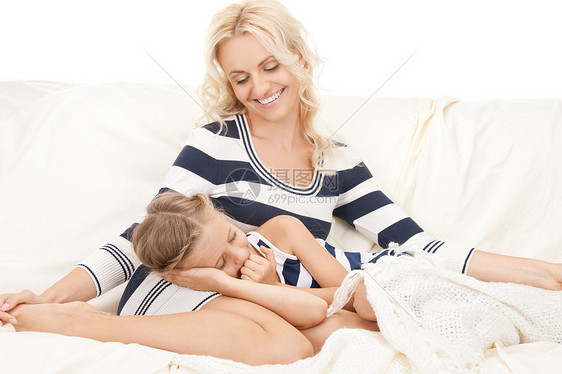 幸福的母亲熟睡的女孩的明亮照片图片