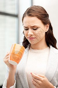 带杯子的可爱女商人的明亮照片图片