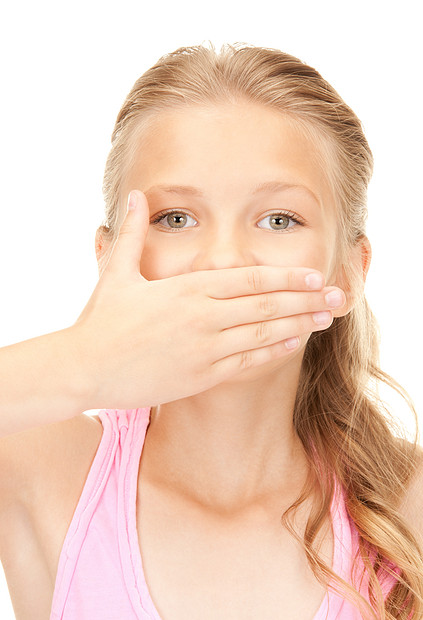 漂亮女孩用手捂住嘴的明亮照片