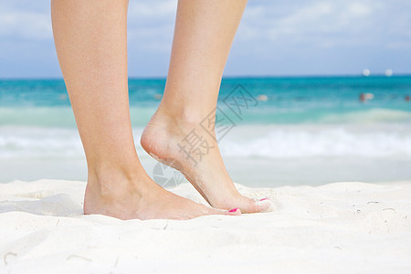站海滩上的女人晒黑的腿图片
