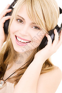 戴着耳机的快乐少女戴着白色的耳机图片