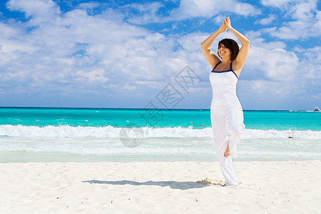 海滩上冥想快乐的女人图片