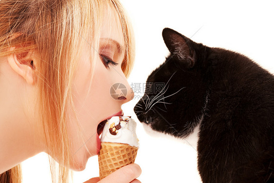 可爱的女孩带冰淇淋的猫的照片图片