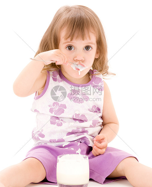 小女孩白色上吃酸奶的照片图片