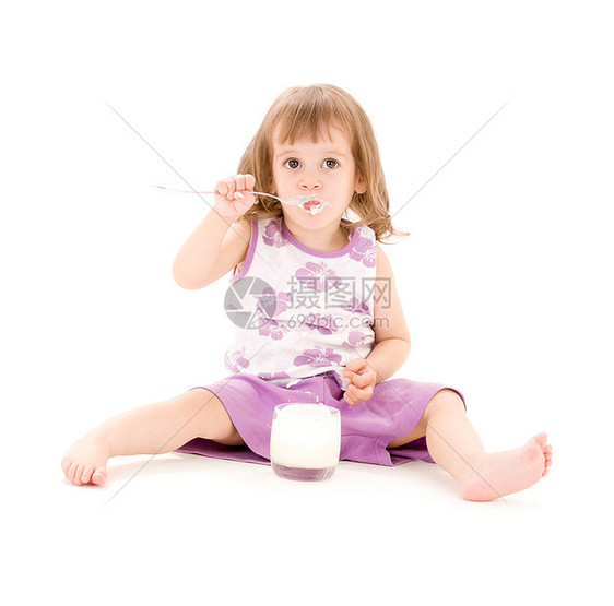 小女孩白色上吃酸奶的照片图片