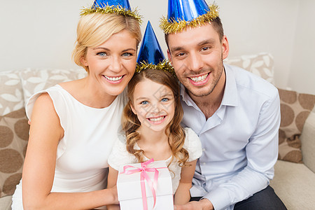 庆祝,家庭,假日生日幸福的家庭与礼品盒图片