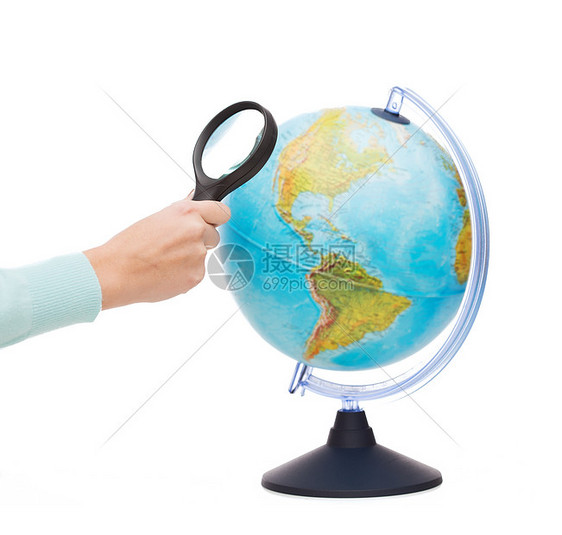 旅行,地球,地理研究近距离的女人手放大镜地球上图片