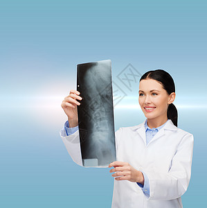 医疗保健,医学放射学微笑的女医生看X光高清图片