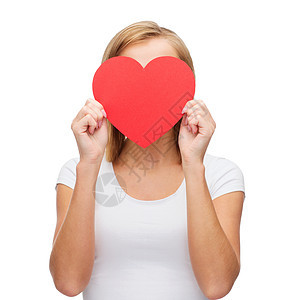 幸福健康爱的穿着白色T恤的女人用红色的心遮住了她的脸图片