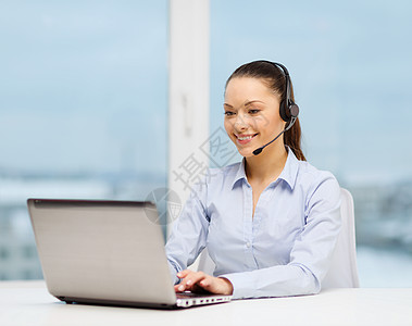 商务,通信呼叫中心友好的女帮助热线运营商与耳机笔记本电脑图片