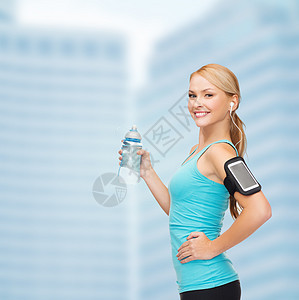 运动,锻炼,技术,互联网医疗保健运动的女人听音乐智能手机与水瓶图片