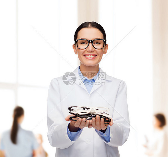 医疗保健,视觉医学微笑的女医生戴眼镜图片
