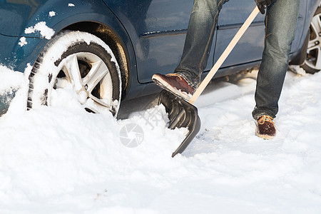 运输,冬季车辆特写的人挖掘被困雪车图片