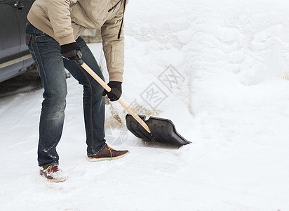 冬季清洁特写男子铲雪车道图片