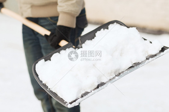 冬季清洁特写男子铲雪车道图片