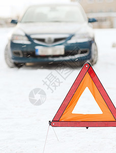 运输,冬季车辆警告三角形汽车的特写图片