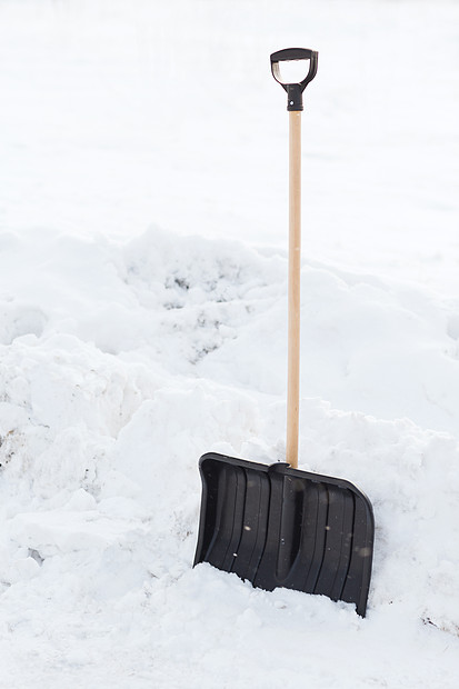 冬季设备黑色雪展与木制手柄雪堆图片