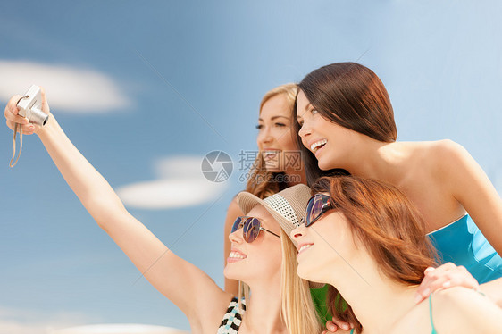 暑假假期微笑的女孩海滩上的咖啡馆拍照图片