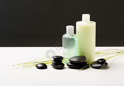 水疗,健康美容洗发水瓶,按摩石绿色植物的特写图片