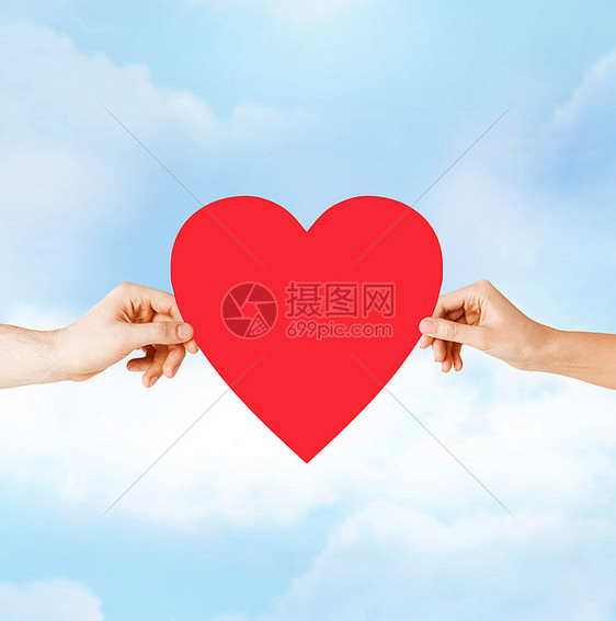 健康,爱关系的亲密的双手与大红心图片