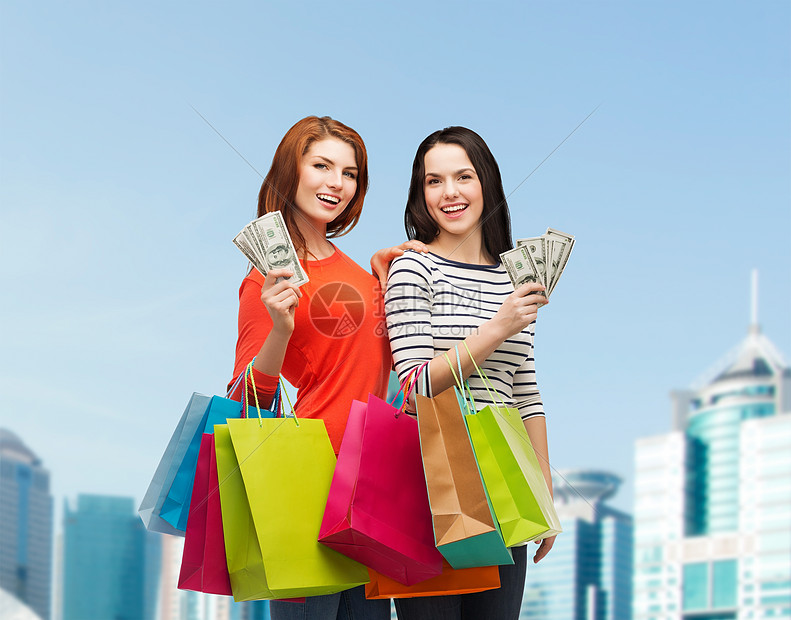 ‘~购物营销礼品两个微笑的十几岁小姐姐带着购物袋现金  ~’ 的图片