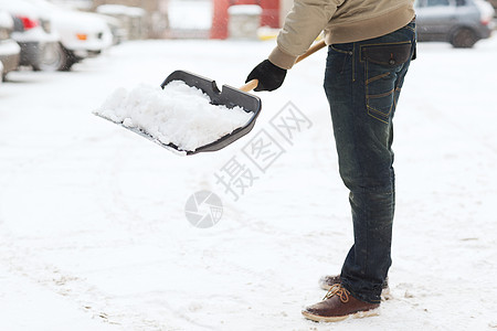 冬季清洁特写男子铲雪车道图片