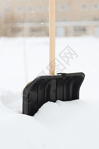 冬季设备黑色雪展与木制手柄雪堆图片