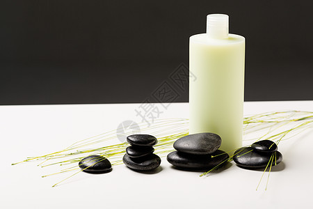 水疗,健康美容洗发水瓶,按摩石绿色植物的特写图片
