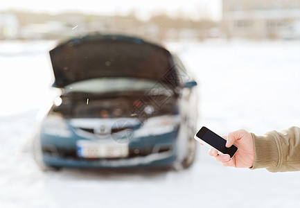 运输,冬季车辆与破碎的汽车智能手机的人的特写图片