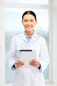 医疗保健,技术医学微笑的轻医生与平板电脑橱柜图片