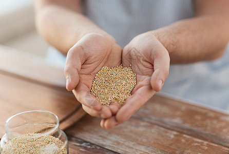 世界粮食烹饪家庭用藜麦把男的手捧来背景