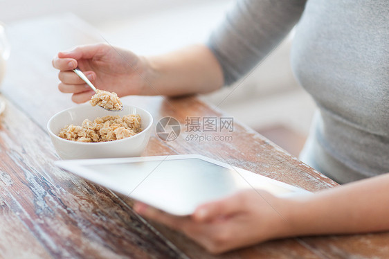 健康,技术,互联网,食物家庭密切妇女吃粥用平板电脑电脑图片