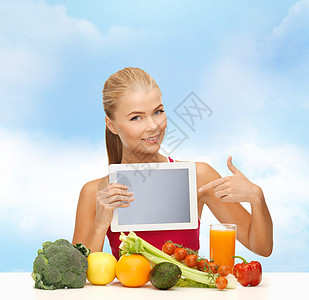 健身,饮食,技术,健康食品运动妇女与水果蔬菜指向平板电脑图片