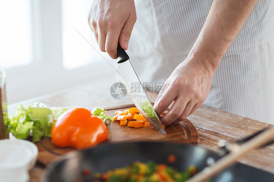 烹饪,食物家庭男手切胡椒切割板家里图片