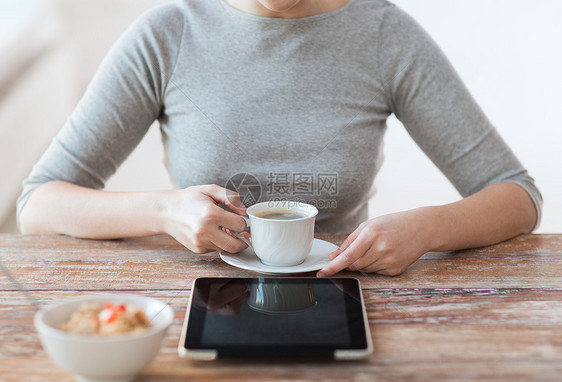健康,技术,互联网,食物家庭密切妇女喝咖啡用平板电脑电脑图片