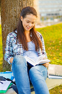 教育,校园人的微笑的青少阅读书籍图片