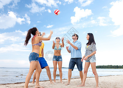 暑假,假期,快乐的人的群朋友海滩上玩得很开心图片
