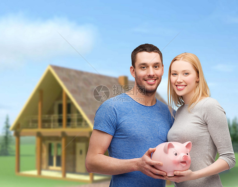 ‘~金融,金钱家庭观念微笑的夫妇持大储蓄罐  ~’ 的图片