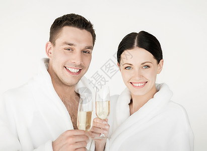 夫妇水疗沙龙的照片,白色浴袍香槟图片