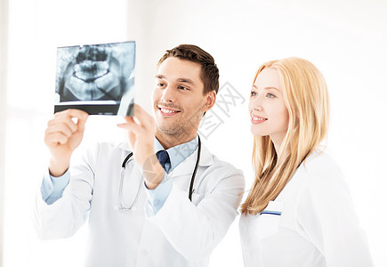 两个医生看X光的照片图片