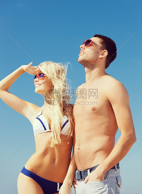 海滩上幸福夫妇的照片图片