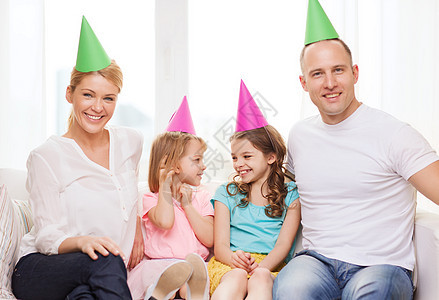 庆祝,家庭,假日,孩子生日的幸福的家庭与两个孩子戴着帽子庆祝图片