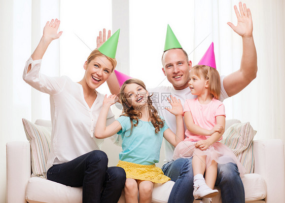 庆祝,家庭,假日,孩子生日的幸福的家庭与两个戴着帽子的孩子家里挥手图片