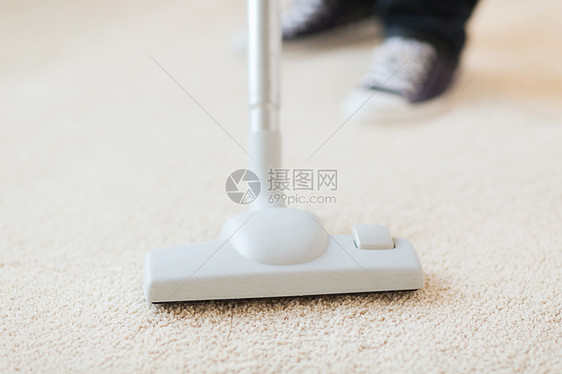 清洁家庭男盘旋地毯图片