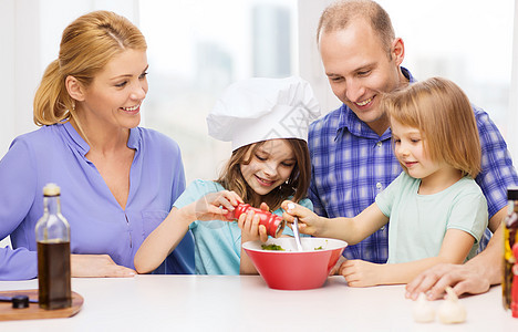 食物,家庭,孩子,快乐人的幸福的家庭与两个孩子家里晚餐图片