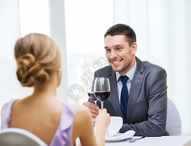 餐厅,夫妇假日微笑的轻人带着杯红酒看着女朋友妻子餐厅图片