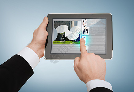 商业,互联网技术近距离的人手触摸平板电脑图片