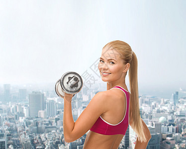 芬蒂斯,医疗保健饮食轻的运动女与沉重的钢哑铃图片