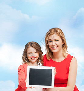 家庭,孩子技术微笑的母亲女儿与平板电脑电脑图片