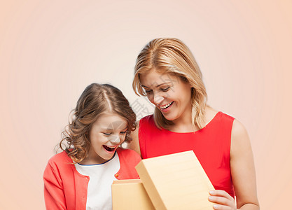 家庭,孩子,假期派微笑的母亲女儿打开吉斯夫特盒子图片